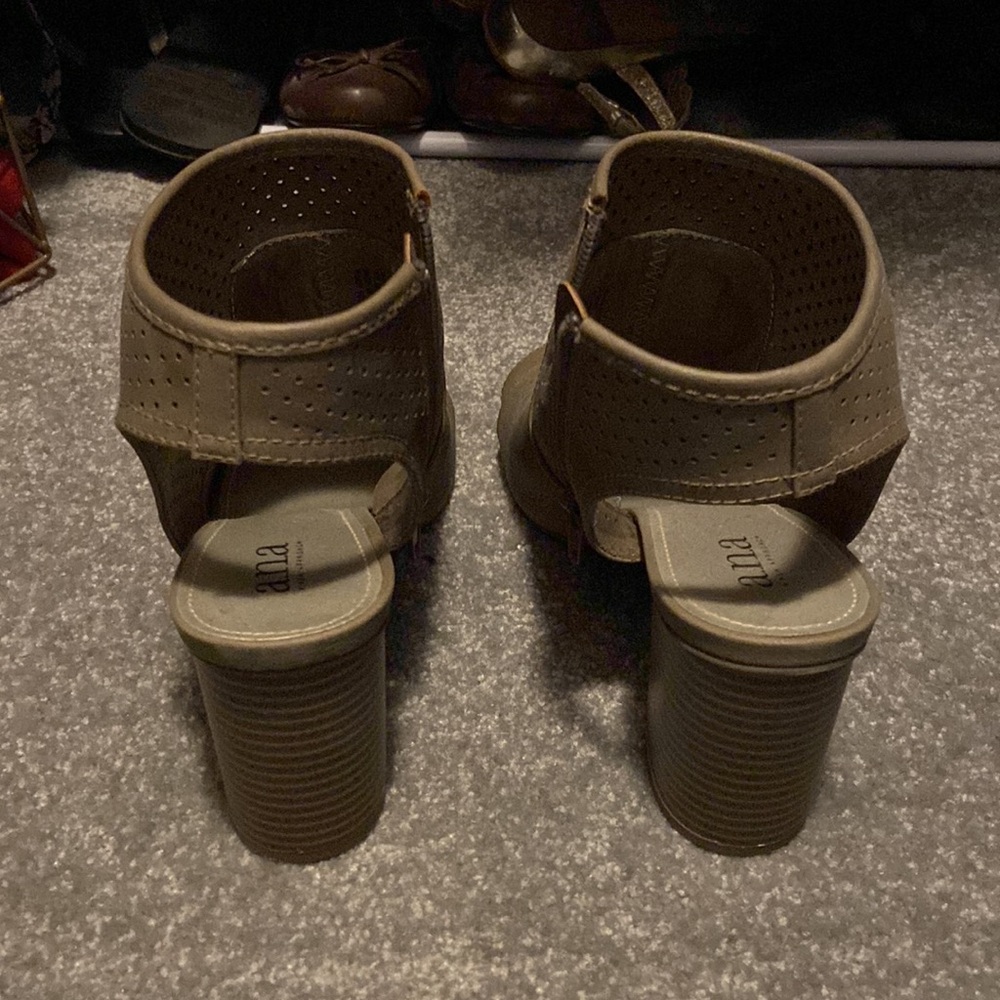 Heels - Picture 3 of 5